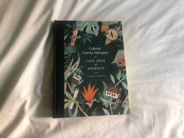 Hay libros a los que uno siempre vuelve. Libros llenos de personajes, situaciones, ángulos, inolvidables. 'Cien a?os de soledad' es de ellos. La obra cumbre de un escritor lleno de ellas, Gabriel García Márquez, el realismo mágico es su apellido. Esta es una edición especial de Random House por su 50 aniversario, con una tipografía creada única y exclusivamente para ella. Una historia que si no has leído, debes, y si sí, siempre se puede recuperar. Los Buendía, inolvidables.