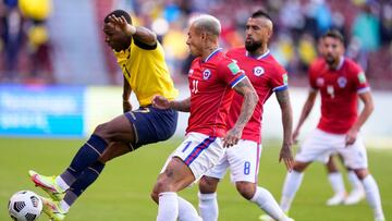 Colombia&#039;s Andres Andrade (L) and Chile&#039;s Eduardo Vargas (C) vie for the ball during their South American qualification football match for the FIFA World Cup Qatar 2022 at the Rodrigo Paz Delgado Stadium in Quito on September 5, 2021. (Photo by 