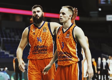 Es una de las perlas del baloncesto balcánico. El esloveno se presentó al draft en 2014 pero no fue elegido. Tras pasar por Oldenburg y Limoges llegó al Real Madrid donde apenas tuvo minutos y se fue cedido al Joventut. Con la Penya se alzó como el máximo anotador de la ACB en la temporada 19/20 y fue elegido dentro del quinteto ideal. Esta temporada fichó por el Valencia Basket.