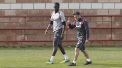 Cissokho y Valverde en el entrenamiento del Valencia.