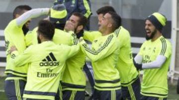BUEN AMBIENTE. Los jugadores, ayer, durante el calentamiento... Isco ha recuperado la sonrisa.