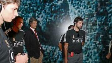 <b>DE MUSEOS. </b>La plantilla blanca atiende al arqueólogo Goddio.