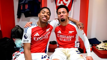 Ethan Nwaneri y Myles Lewis-Skelly, en el vestuario del Arsenal