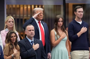 El presidente de Estados Unidos, Donald Trump, la fiscal general de Estados Unidos, Pam Bondi, y Jared Kushner y su hija, Arabella Kushner.