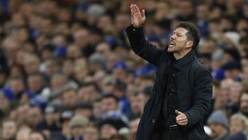 Simeone arenga al Atl&eacute;tico en el partido ante el Chelsea en Stamford Bridge. 