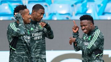 Militao, Alaba y Vinicius, durante el entrenamiento en el Etihad.