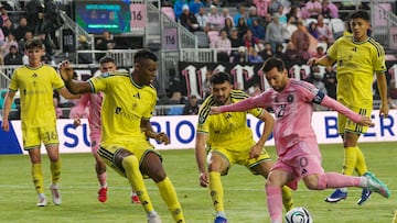 AME5315. FORT LAUDERDALE (ESTADOS UNIDOS), 18/03/2026.- Lionel Messi (d) de Inter Miami disputa el balón con Jeisson Palacios (i) y Patrick Yazbek de Nashville SC este miércoles, en un partido de octavos de final de la Copa de Campeones Concacaf entre Inter Miami y Nashville SC en el estadio Chase en Fort Lauderdale (EE.UU.). EFE/ Alberto Boal