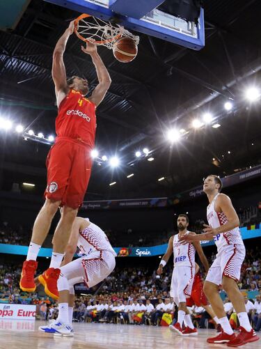 El ala-pvot espa?ol Pau Gasol realizando un mate ante Croacia.