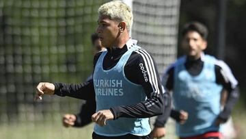 Jorge Carrascal en un entrenamiento de River Plate