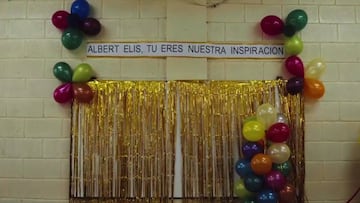 Homenaje a Alberth Elis por parte de su escuela