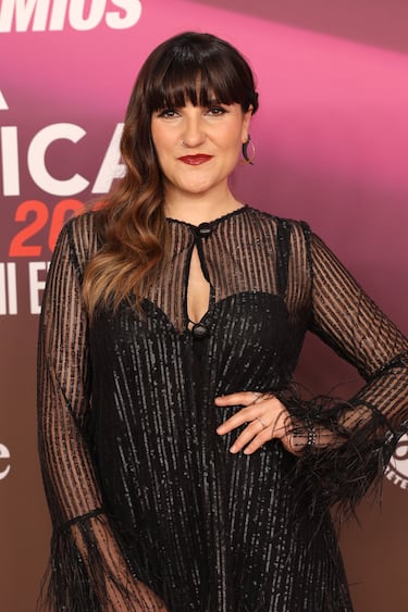 Rozalen en la alfombra roja de los Premios de la Academia de la Música de España.