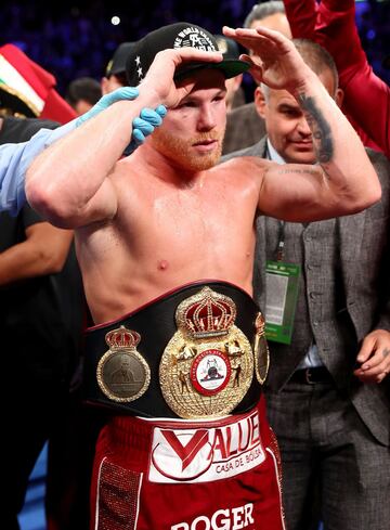 El triunfo del Canelo Álvarez sobre Rocky Fielding en imágenes