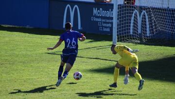 Ramos supera a Miguel para marcar a puerta vac&iacute;a el segundo y definitivo gol en el CD M&oacute;stoles URJC-Carabanchel (2-0), disputado en El Soto.