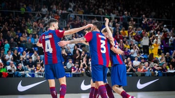 Jugadores del Barça celebra uno de sus goles ante el Santa Coloma.