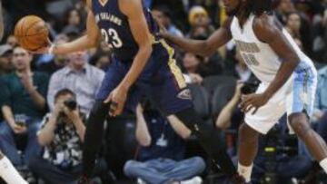 Anthony Davis y Kenneth Faried.