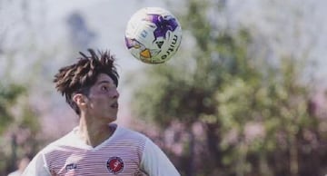 Carlos Rain domina el balón en medio de un torneo.