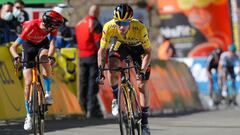 Primoz Roglic adelanta a M&auml;der en la s&eacute;ptima etapa de la Par&iacute;s-Niza 2021.