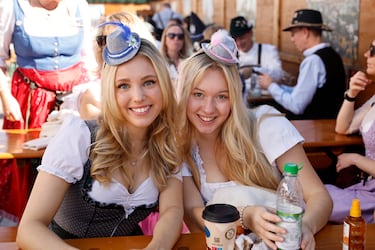 Mucha gente no sabe que el Oktoberferst nació como una boda real. El primer Oktoberfest se celebró en 1810 para conmemorar el matrimonio del príncipe Luis de Baviera con la princesa Teresa von Sachsen-Hildburghausen.