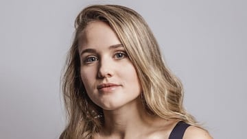 La snowboarder Sophie Hediger mirando a cámara vestida con ropa deportiva.