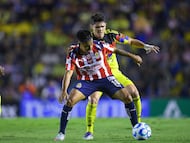 Israel Reyes (L) of America fights for the ball with Efrain Alvarez (R) of Guadalajara during the 8th round match between America and Guadalajara as part of the Liga BBVA MX, Torneo Apertura 2025 at Ciudad de los Deportes Stadium, on September 13, 2025 in Mexico City, Mexico.