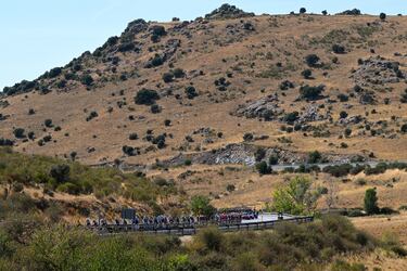 Una vista general del pelotón que compite durante La Vuelta.