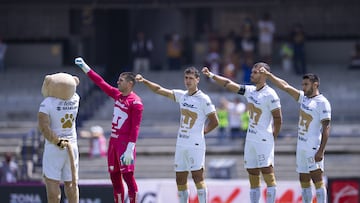 Jugadores de Pumas cantan el Himno de la Universidad Nacional Autónoma de México.