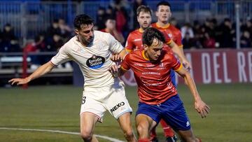 OVIEDO (ASTURIAS), 29/10/2024.- El centrocampista del Valladolid Kike Pérez (i) pelea una posesión ante un jugador del Astur, este martes, durante un partido de primera ronda de la Copa del Rey, entre el Astur y el Real Valladolid CF, en el estadio Hermanos Llana de Oviedo. EFE/ Paco Paredes