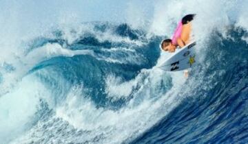 La surfista Courtney Conlogue compite en una prueba de la Liga Mundial de surf. Sin duda con esas olas se necesita m芍xima atenci車n para no caerse.