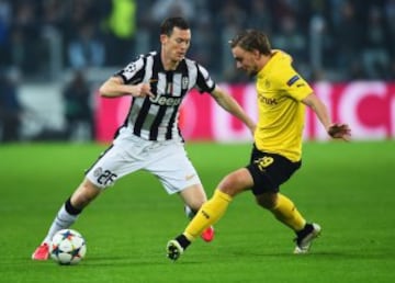 Stephan Lichtsteiner sufre la marca de Marcel Schmelzer.