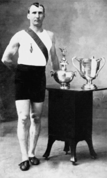 Venció el estadounidense Thomas Hicks, payaso de profesión, pero estuvo a punto de perder la vida, porque unos amigos que le acompañaban en un coche se empeñaron en suministrarle brandy, estricnina y, cuando estaba sediento (hacía mucho calor aquel 30 de agosto) agua del radiador del vetusto automóvil. Llegó a la meta y cayó desmayado, aunque se recuperó para contarlo.