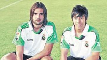 <b>PRESENTADOS. </b>Sergio Sánchez y Sarmiento con la elástica racinguista.