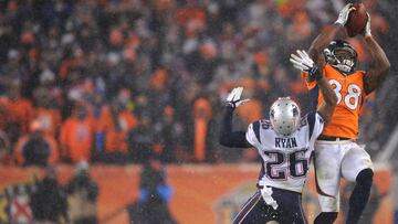 DENVER, CO - NOVEMBER 29: Wide receiver Demaryius Thomas #88 of the Denver Broncos catches the ball over cornerback Logan Ryan #26 of the New England Patriots in the fourth quarter at Sports Authority Field at Mile High on November 29, 2015 in Denver, Colorado. Dustin Bradford/Getty Images/AFP
== FOR NEWSPAPERS, INTERNET, TELCOS & TELEVISION USE ONLY ==