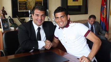 Joan Laporta y Dani Alves en la firma del contrato de &eacute;ste en 2008.