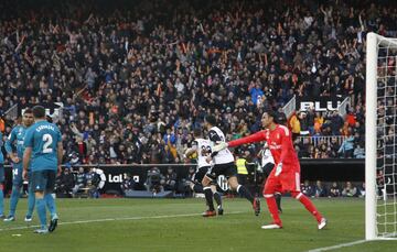 Santi Mina marca el 1-2.