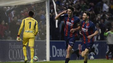 el Granada se adelant&oacute; por medio de Adri&aacute;n Ramos, pero el Huesca remont&oacute; con goles de Cucho y Melero, de penalti, para volver al liderato