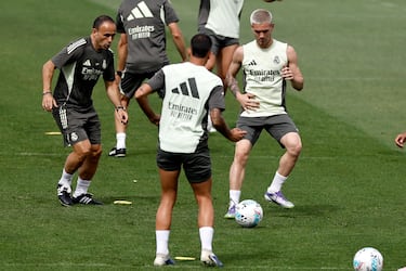 El segundo entrenador Sebas Parrilla y Franco Mastantuono durante el entrenamiento. 

 