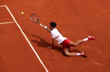 Novak Djokovic se lanza sobre la arcilla para tratar de salvar un punto durante su partido de octavos de final de Roland Garros contra Lorenzo Musetti. El italiano le puso en serios aprietos, tras adjudicarse los dos primeros sets. Luego, el número uno le dio la vuelta al partido hasta que Musetti se retiró por problemas en un brazo.