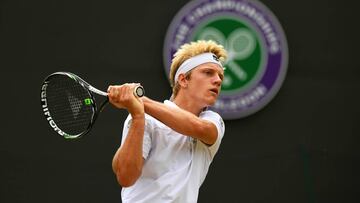 Alejandro Davidovich Fokina devuelve una bola durante su partido ante Axel Geller durante la final júnior de Wimbledon 2017.