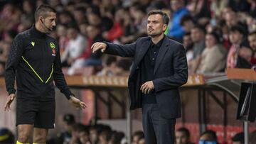 24-10-24. RUBÉN ALBÉS, ENTRENADOR DEL SPORTING, DURANTE EL PARTIDO ANTE EL HUESCA.