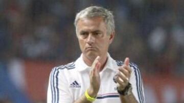 El entrenador portugués del Chelsea, José Mourinho aplaude tras un encuentro amistoso contra contra una selección con los mejores jugadores de Indonesia celebrado en Yakarta el pasado 25 de julio.