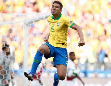 Casemiro (Brasil) remata de cabeza desde muy cerca a la escuadra derecha. Asistencia de Marquinhos tras un saque de esquina.