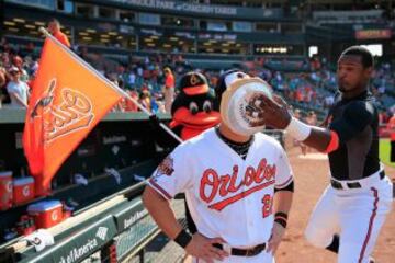 Adam Jones de los Baltimore Orioles estampa un pastel a su compañero de equipo Steve Pearce para celebrar la victoria sobre los Cleveland Indians.