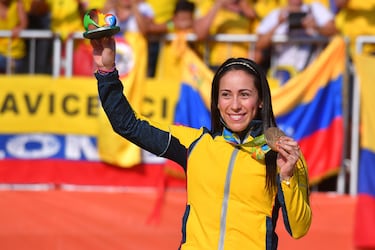 Es la deportista más exitosa en la historia olímpica de Colombia. Dominó el BMX mundial por más de una década logrando dos medallas de Oro Olímpicas (Londres 2012 y Río 2016), además de una plata en Tokio 2020. También fue varias veces campeona mundial. La reina, convirtió el BMX en uno de los deportes más populares del país.