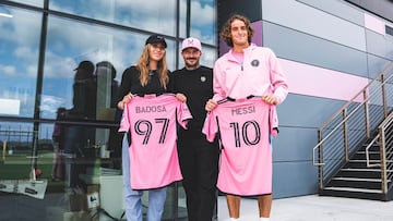 Tennis couple Paula Badosa and Stefanos Tsitsipas came to a practice and exchanged pleasantries with David Beckham, Sergio Busquets, and Leonard Campana.