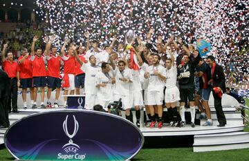 El Sevilla celebra la victoria en la Supercopa de Europa de 2006 disputada ante el Barcelona.