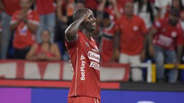 Adrián Ramos celebrando un gol con América de Cali.