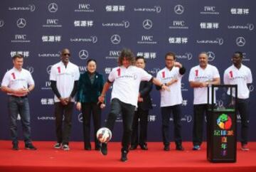 Puyol durante el Laureus Shanghai Football Campus Tour 2015.