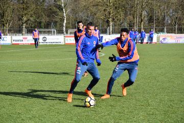 Se realizaron trabajos tácticos en defensa y ataque. Más adelante, tras una corta charla de Lorenzo y Pékerman, el grupo completo hizo fútbol en espacio reducido en el que el foco fue la toma de decisiones.