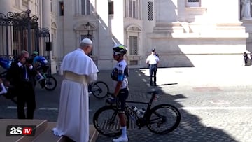 Nairo Quintana rompe el protocolo de la última etapa del Giro de Italia para saludar al Papa León XIV.