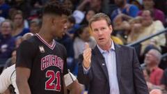 Jimmy Butler y Fred Hoiberg, durante un partido.